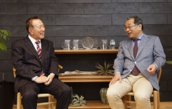 東京大学・坂本雄三教授と泉北ホーム代表取締役の対談の様子