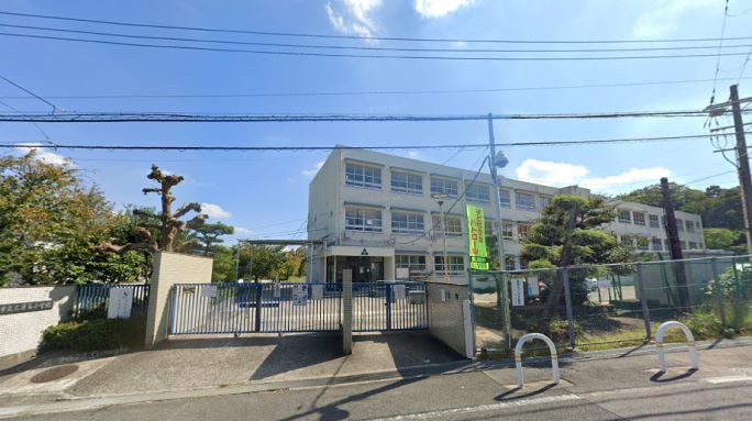 三原台小学校まで徒歩約10分
