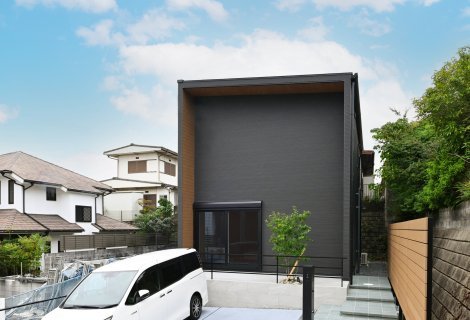 モノトーンと木目が織りなす、洗練された心地いい住まい