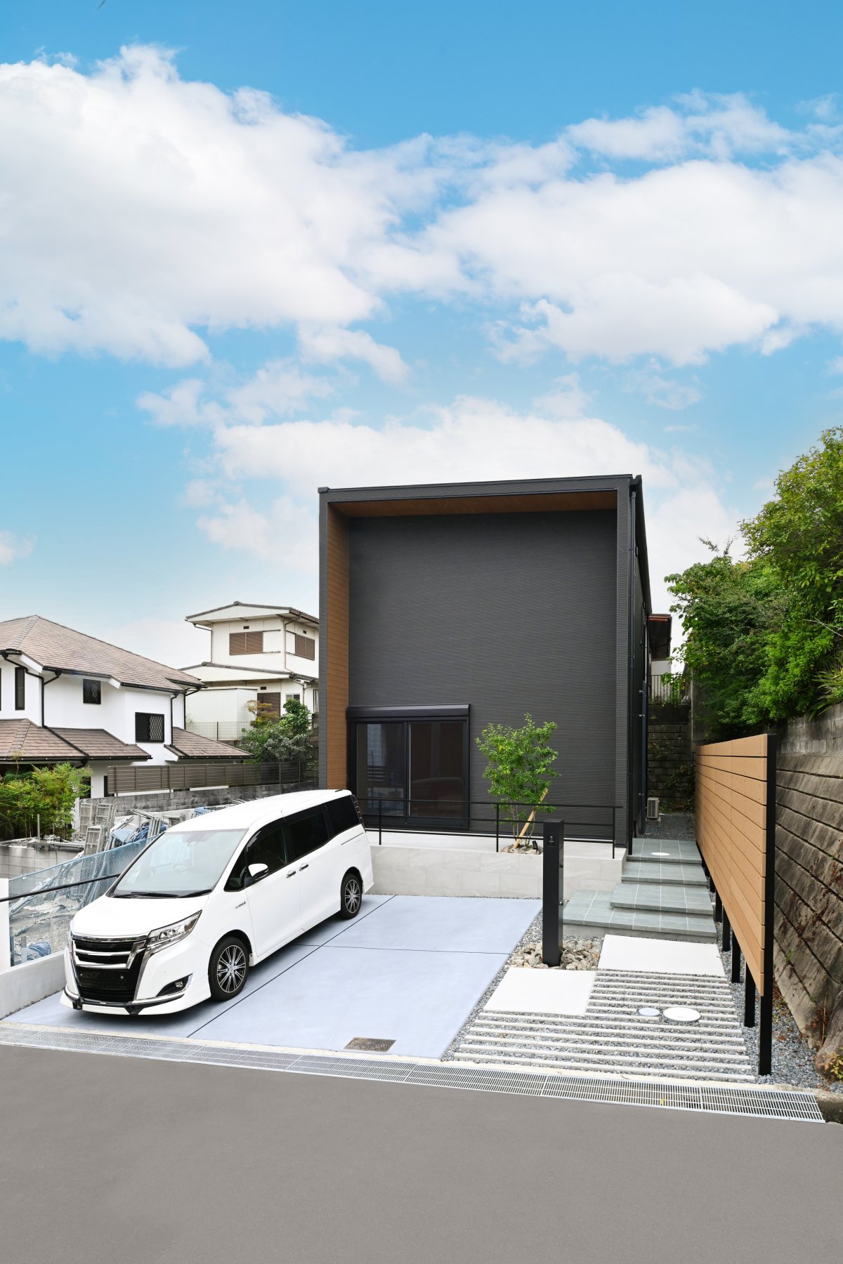 廊下を省いて、叶えたゆとりのある20帖LDK。黒×グレーに木目を添えて開放的に