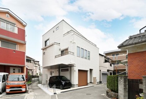 楽器演奏や映画を楽しむ、こだわりの3階建てガレージハウス