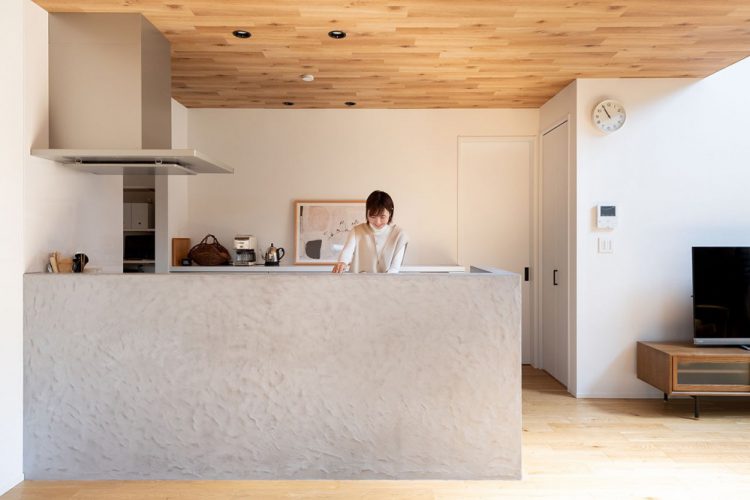 素材の質感を活かした美しいキッチンがあるナチュラルな家