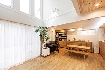 木の質感、風合いを活かした吹抜けリビングや上質キッチンを、予算内で叶えた家